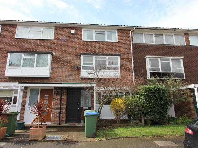 Apartment for rent in Blackhills, Surrey