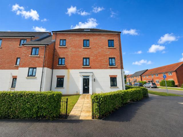 Flat for rent in Priors Hall Park, Weldon