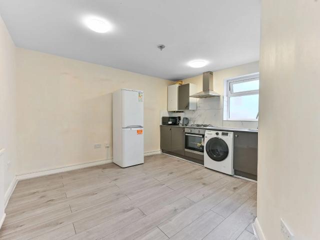 Flat for rent in London Borough of Sutton, Greater London