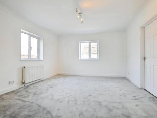 Flat for rent in St Albans, Five Acres