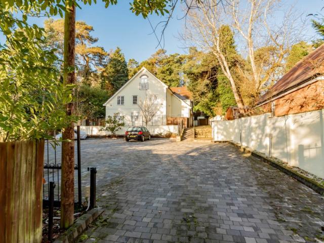 Flat for rent in Heol-las, Surrey