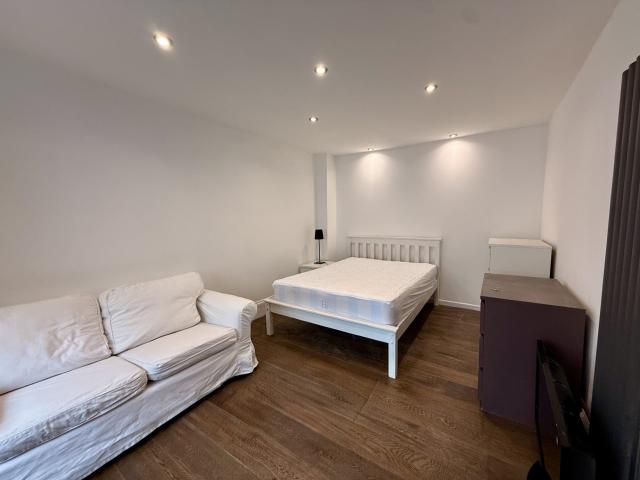 Flat for rent in London Borough of Ealing, Perivale
