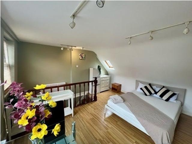 Flat for rent in West Kensington, Greater London