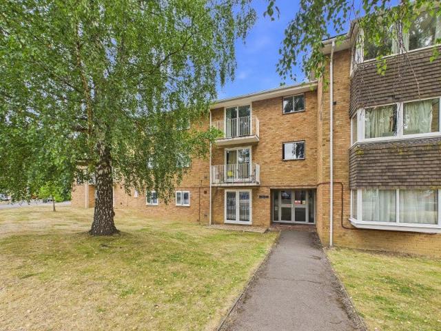 Flat for rent in Sunningdale