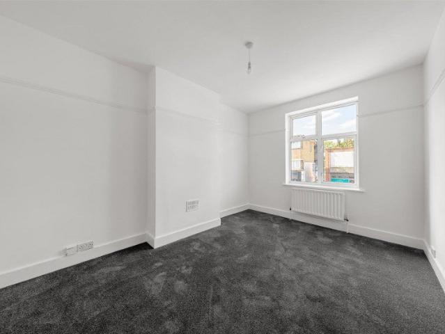 Flat for rent in Worcester Park, Greater London