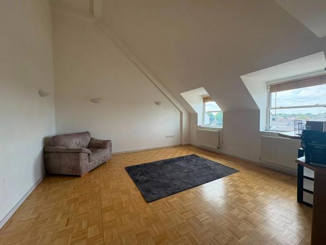 Flat for rent in Worcester Park, Greater London