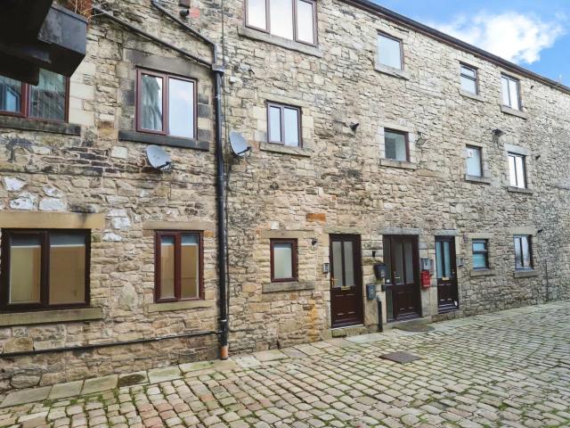 Flat for rent in Nuttall, Bury