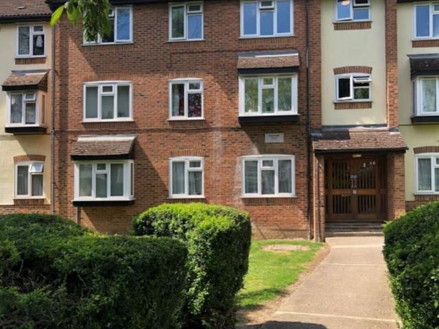 Flat for rent in Hayes, Hayes