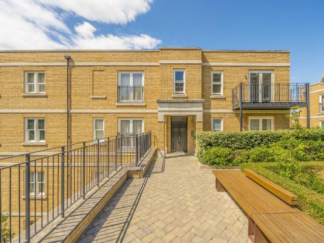 Flat for rent in Cottenham Park, Greater London