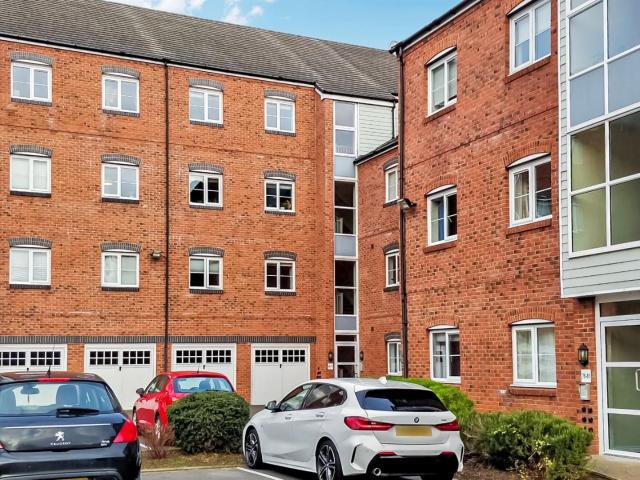 Flat for rent in Woodloes Park, Green Close