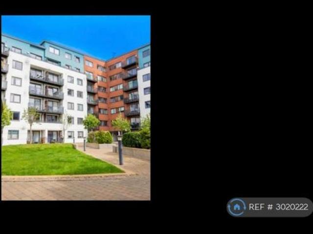 Flat for rent in Heol-las, Surrey