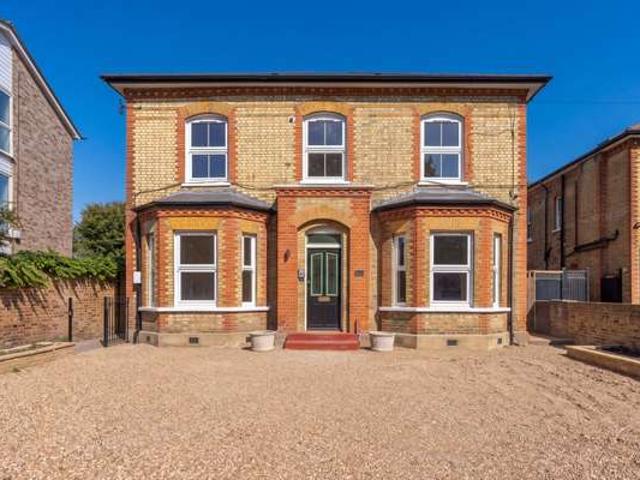 Flat for rent in London Borough of Richmond upon Thames, Greater London