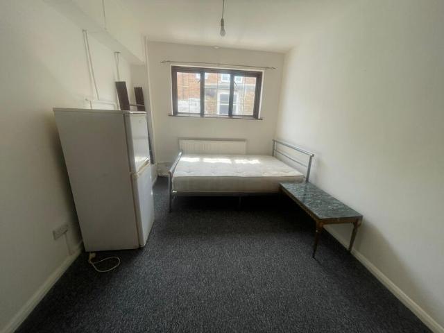 Flat for rent in North Kensington, Greater London