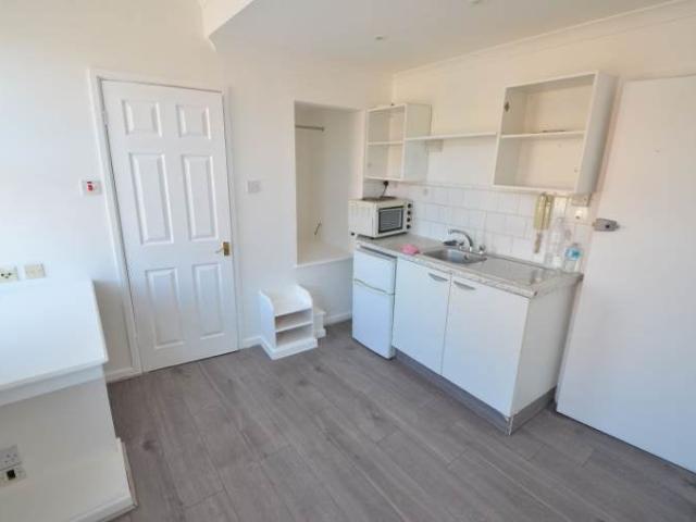 Flat for rent in Hale End, Greater London