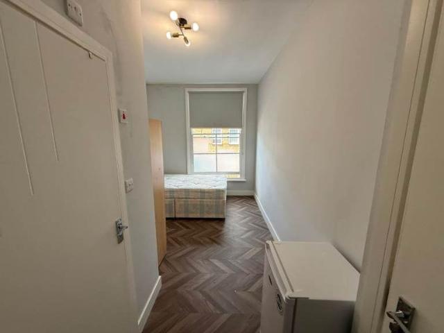 Flat for rent in London Borough of Hillingdon, Greater London