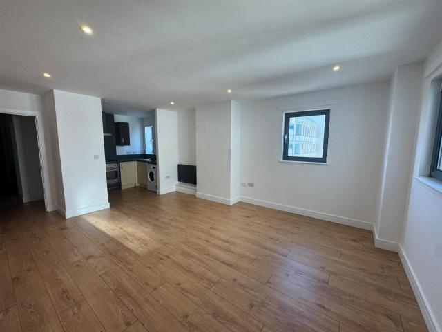 Flat for rent in Crockherbtown, Falcon Lodge