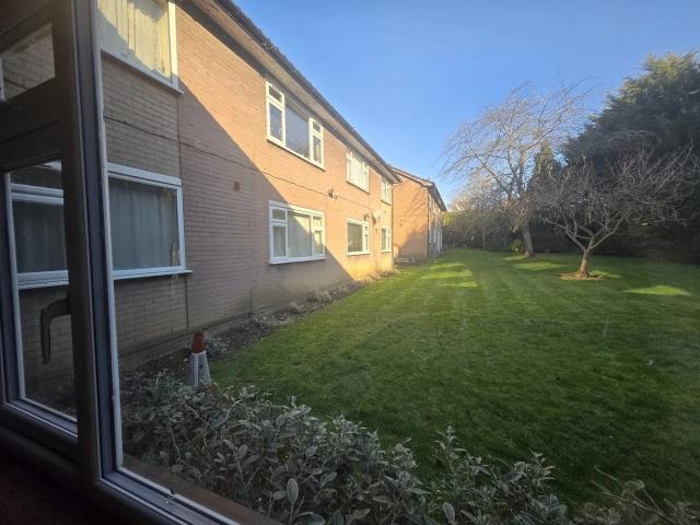 Flat for rent in Little Stanmore, Greater London
