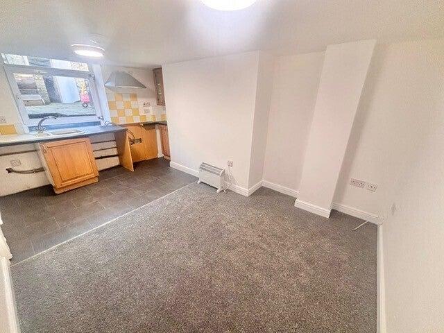 Flat for rent in Woolshops, Calderdale