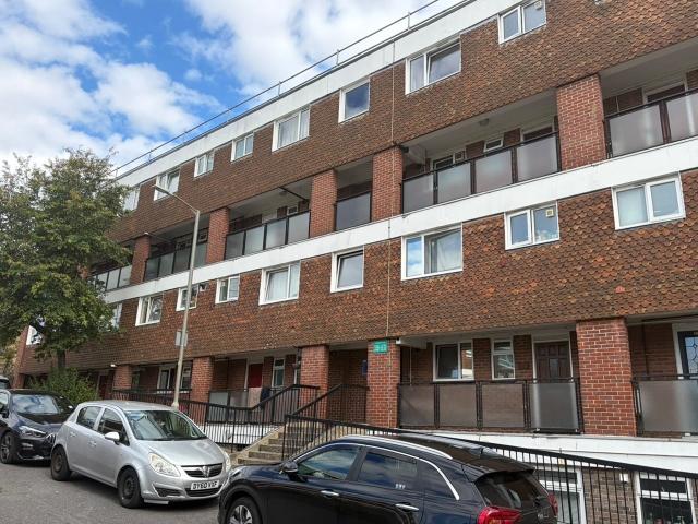 Flat for rent in Roehampton, Greater London