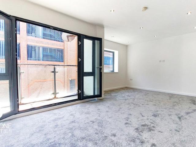 Flat for rent in Red Hill, Surrey
