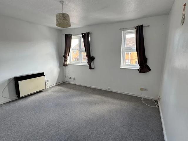 Flat for rent in Yiewsley, Greater London