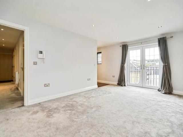Flat for rent in High Royds Psychiatric Hospital, Leeds
