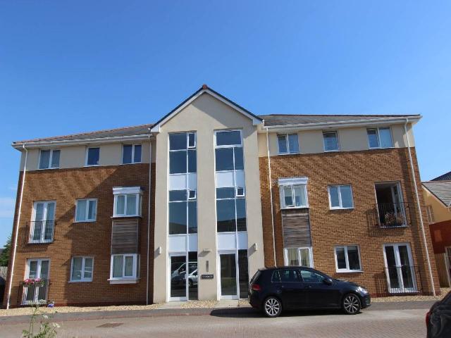 Flat for rent in Penparcau, Wales