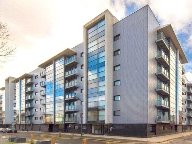 Flat for rent in Calderstones