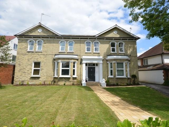 Flat for rent in Cottenham Park, Greater London