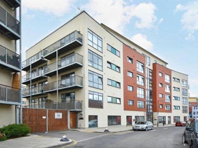 Flat for rent in London Borough of Tower Hamlets, Greater London