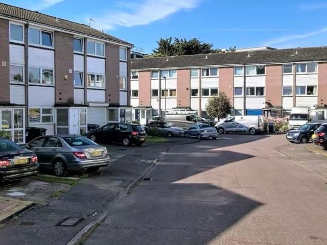 Flat for rent in Deer Park, Black Bourton
