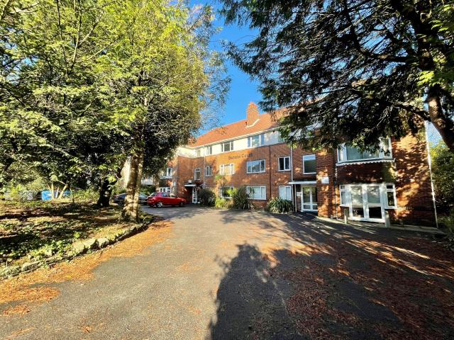 Flat for rent in Branksome Park, Poole