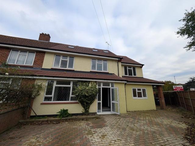Flat for rent in London Borough of Ealing, Greater London