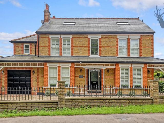 Flat for rent in Middle Park, Greater London