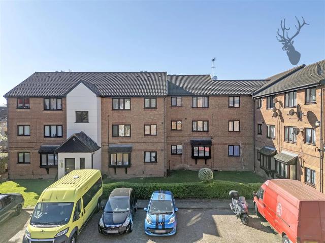 Flat for rent in Middle Park, Greater London