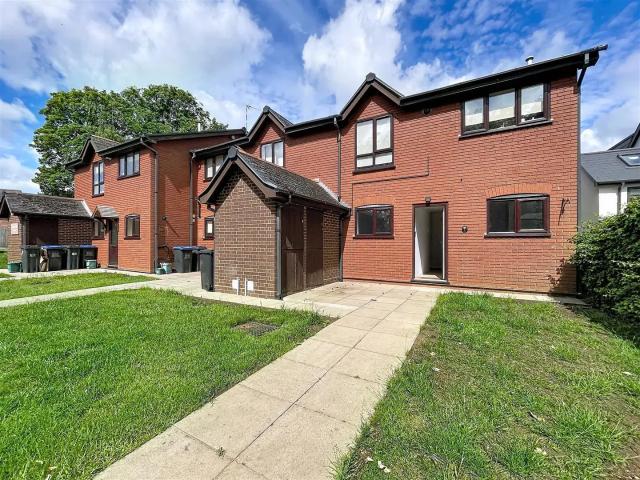 Flat for rent in Ladyes Hills, Green Close