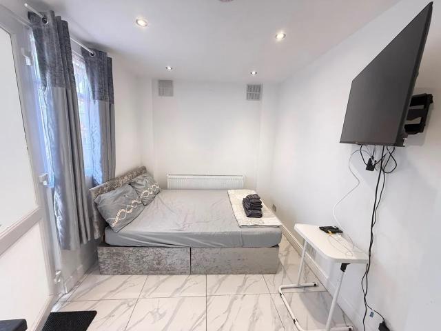 Flat for rent in Cowley, Greater London