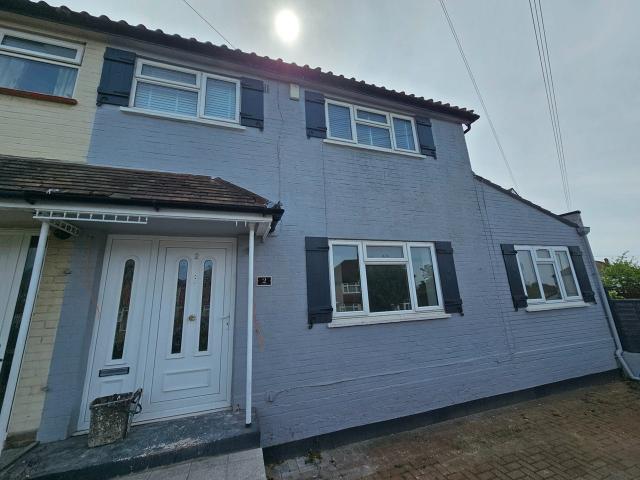 Flat for rent in Hook, Greater London