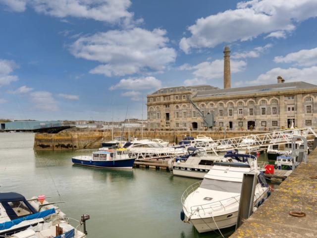 Flat for rent in Stonehouse, Plymouth