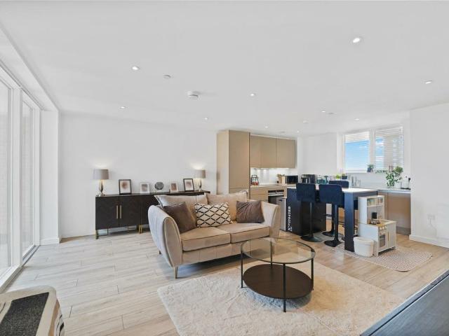 Flat for rent in Holywell Estate, North Watford