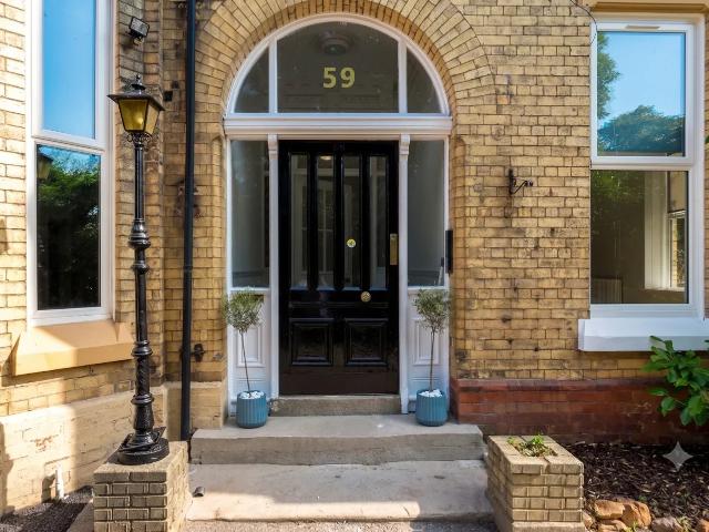 Flat for rent in Calderstones