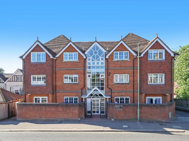 Flat for rent in Red Hill, Surrey