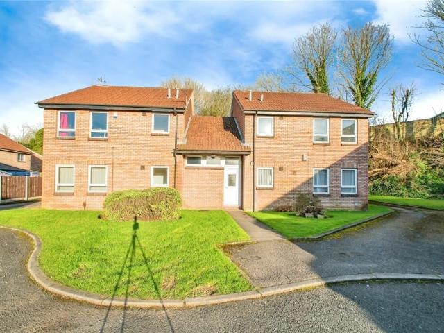 Flat for rent in Hollins, Bury