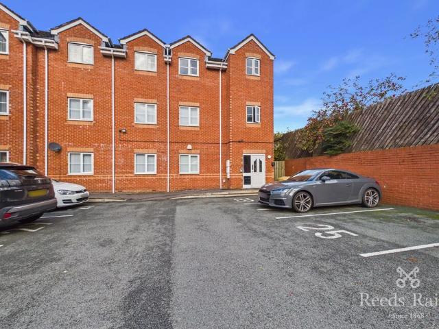 Flat for rent in Parr Stocks, St Helens