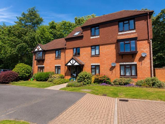 Flat for rent in Westborough, Surrey