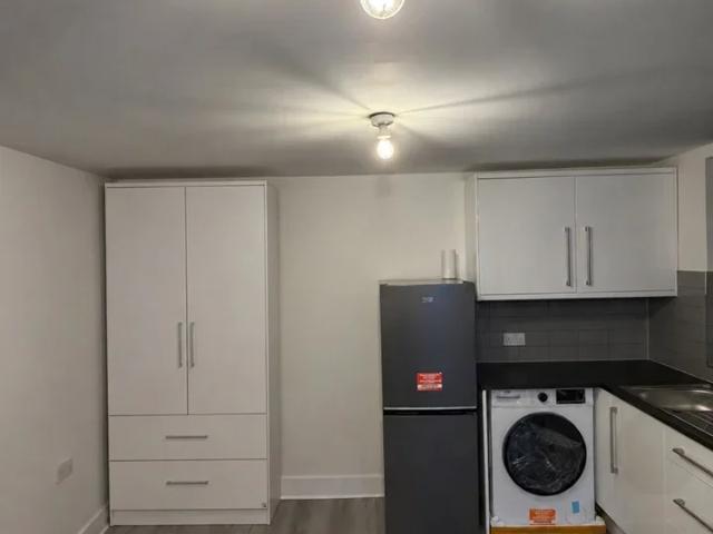 Flat for rent in Lampton, Greater London