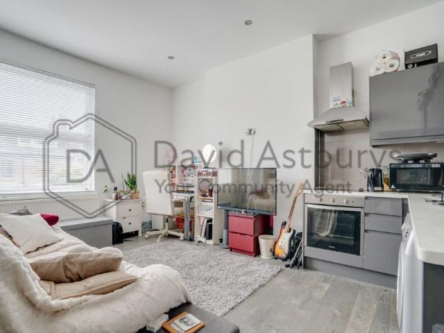 Flat for rent in London Borough of Hammersmith and Fulham, Greater London