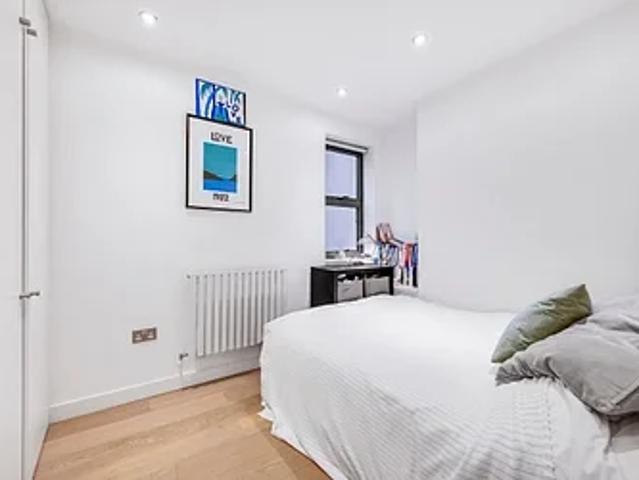 Flat for rent in Brook Green, Greater London