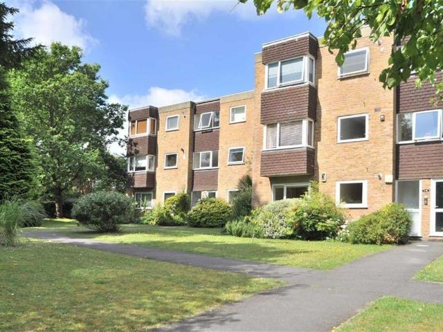 Flat for rent in Foxbury, Greater London