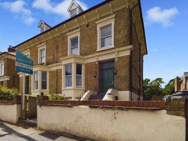 Flat for rent in Clarendon, Ash